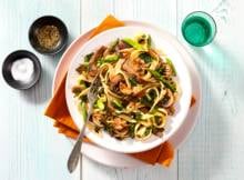 Gebakken champignons en groene asperges zijn een gouden smaakcombinatie in deze tagliatelle. De verse kruiden geven de pasta een extra lekker aroma.