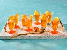 Jiggle jiggle jiggle! Met deze Aperol Spritz jello's vier je zeker een gezellig feestje.