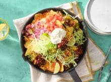 Borrelkoningen en -koninginnen opgelet: deze nachoschotel van de BBQ maakt jouw (grill)avond pas echt compleet. Heerlijk met knapperige tortillachips, kaas, jalapeño en zure room.