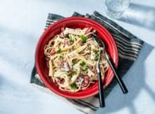 Een vegan variant op de pasta carbonara? Jazeker! En extra lekker ook doordat je ze serveert met asperges.