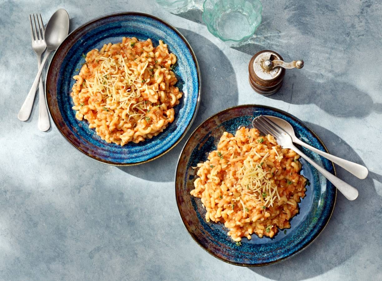 Vegetarische Macaroni Met Kruidige Tomatensaus Recept Allerhande Albert Heijn