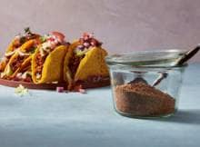 Taco's zijn er in allerlei vormen en maten. Taco kruiden dus ook. Deze kruidenmix met maak je het met o.a. gemalen komijn, gerookte-paprikapoeder en oregano; specerijen die veel gebruikt worden.