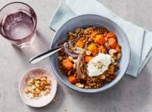 Salade als lunch: deze linzensalade met geroosterde pompoen volstaat perfect. Want: vullend én gezond. Doe ons elke dag maar zo'n lekkere bowl.