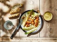 In deze versie van caesar salade grillen we zowel de kip als de romaine sla op de BBQ. Verder nog even aanmaken met dressing, croutons en natuurlijk: kaas! 