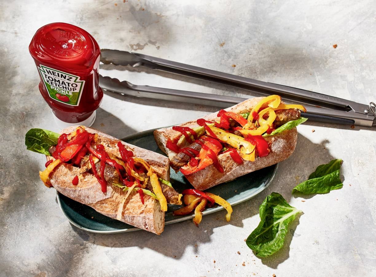 Broodje Chipolata En Gegrilde Paprika Van De Bbq Met Ketchup Recept Allerhande Albert Heijn