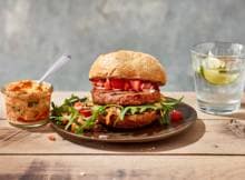 Handig en makkelijk: in een handomdraai een plantaardige burger maken.Grill 'm op de BBQ en eet 'm daarna op een broodje met tomatensalsa en een pittige pesto-mayonaise.