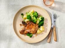 Weinig boodschappen maar flinke maaltijd: vlees, aardappelen en groente. In dit recept doen we dat met karbonade en broccoli.