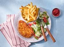 Zin in een schnitzel? Begrijpelijk! Serveer 'm met ovenfriet. In de tijd dat die in de oven zitten bak je niet alleen je schnitzel, maar kun je ook een salade voorbereiden. Zo is alles tegelijk klaar en zit je in 20 minuten al aan tafel.