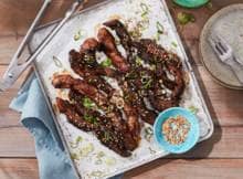 Houd je van spareribs? Dan moet je dit recept proberen! Een marinade vol smaak dankzij gember, soja en hoisin en... er zit geen bot in de ribfingers maar het vlees is minstens zo mals.