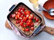 Je dag lekker beginnen doe je met deze baked oats met aardbeien. Zo'n ontbijtje wil je elke dag wel. Makkelijk gemaakt en makkelijk genieten.