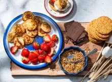 Wij waren al smoorverliefd op BBQ s’mores, maar nu zijn we hoteldebotel van van dit board met poffertjes een aardbeien.