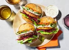 Laat de grill maar sissen, want deze een burger met komkommer, paprika en whipped feta wil je echt proberen! Helemaal top: kies zelf welke burger je het lekkerst vindt.