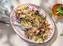 Orzo, feta en olijven, een fijne combinatie in een salade. Plus: óók fijn als bijgerecht voor bij de BBQ.