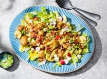 Een topper voor bij de BBQ, zo’n salade met gepofte krieltjes, spekjes en honing-mosterdvinaigrette. Liever vegan? Vervang de pancetta door plantaardige spekjes en de honing door agavesiroop.