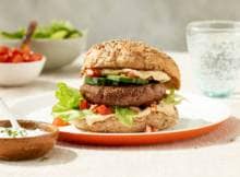 Deze kruidige hamburger heeft door de hummus, tomatensalsa en kruidenhangop lekker wat vezels en proteïne. Een fijn hoofdgerecht voor de fanatieke sporters!