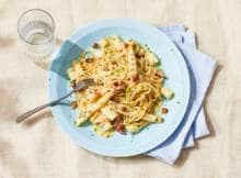 Pasta carbonara: een favoriet van velen. Deze keer geeft London er een twist aan en voegt er verse witte asperges aan toe. Een beetje Italië en een beetje Nederland. Het proberen waard!