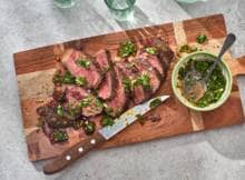 Deze picanha, oftewel een staartstuk, is echt een pronkstuk van de BBQ. Hugo Kennis maakt hem met een klassieke chimichurri: een Argentijnse saus van kruiden, knoflook en olie die perfect combineert met gegrild vlees.