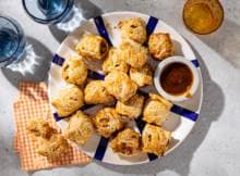 Feestfavoriet van velen: frikandellen. Deze plantaardige mini-frikandellen zijn gevouwen in bladerdeeg en dus eigenlijk, als het er op neerkomt, een frikandelbroodje.