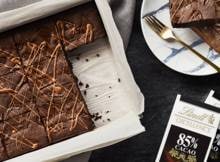 Koken met Lindt: voor deze ultieme brownies gebruik je maar liefst 3 soorten chocolade. Een waar chocoladeparadijs ontwikkeld door de meesterchocolatiers van Lindt.