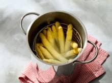 Asperges koken? Zo kook je 'het witte goud' perfect gaar in 10-15 minuten.