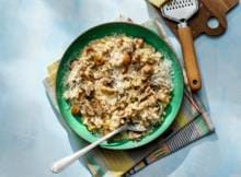 Deze risotto met paddenstoelen is heerlijk romig door de mascarpone en lekker pittig door de Pecorino. 