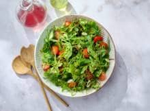 In vijf minuten op tafel deze salade met verse kruiden, tomaatjes, bosuitjes en fris zure dressing.