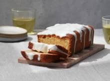 Ben jij gek op de friszure smaak van citroen? Dan moet je deze lemon poppy cake proberen! Het maanzaad (poppy) geeft een extra crunch aan je zachte, smeuïge cake. 