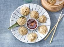 Xiao long bao zijn Chinese soepdumplings. Niet voor in de soep, maar dumplings met soep en vlees erin! Bijt de bovenkant eraf en slurp voorzichtig de bouillon eruit. Eet vervolgens de dumpling op.