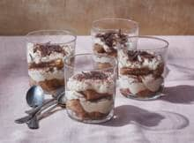 Italiaanse tiramisu met amaretto, mascarpone, koffie en lange vingers. Deze variant serveer je in een glaasje, zo hoef je niets te delen!