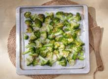 Broccoli uit de oven is makkelijk én lekker. Naast de broccoliroosjes kun je ook de stronk eten - deze zit vol smaak en is lekker knapperig! Zo ben je ook meteen no-waste bezig.