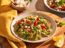 Koken met Grand’Italia: Geef jouw pasta pesto een twist met Orzo Tradizionali. Dit kleine pastavormpje is heerlijk in combinatie met Pesto alla Genovese en lekker veel groente! 