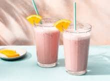 Deze smoothie met cranberry en aardbei is fris, romig en zoet tegelijk. Een perfect alcoholvrij drankje voor op een warme, zomerse dag. 