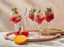 Een spritz is een Italiaans aperatief met een likeur (bijvoorbeeld vermout), prosecco en bruiswater. In dit recept wordt roséprosecco gebruikt wat zorgt voor een roze kleur. Samen met de frambozen en munt is dit een feestelijk, zomers drankje.