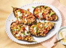 Dit recept van gevulde aubergines met couscous en tonijn is een plaatje om naar te kijken. Besprenkel de aubergines met frisse yoghurt en geniet!  