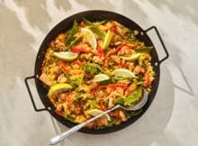 Haal Spanje even naar hier met deze paella met kip en snijbonen. Door de saffraan en paprikapoeder wordt het gerecht een kleurrijk geheel. Eet smakelijk! 