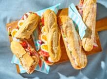 Dit broodje van London Loy is een Franse klassieker. Je vult de Franse baguette met salade niçoise genaamd: 'Pan Bagnat' met onder andere tonijn, olijven, ansjovis, sperziebonen en een eitje. Bon appetit!