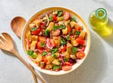 Panzanella is een Italiaanse broodsalade en wordt vaak geserveerd als bijgerecht. Deze panzanella is gemaakt met geroosterde aubergine, tomaat en basilicum. Eet smakelijk!