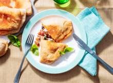 Panzerotti zijn Italiaanse gevulde, gefrituurde mini-pizza's. Ze lijken een beetje op een pizza calzone, maar dan kleiner. Dit recept is met tomaat, ricotta en aubergine. Lekker als lunchgerecht of borrelhap.  