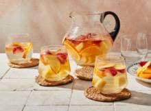 Deze variant op de klassieke sangria komt uit Noord-Spanje. In plaats van rode wijn gebruik je witte wijn, wat zorgt voor een frissere smaak. Samen met het zoete fruit zoals mango en perzik past deze cocktail helemaal bij zomerse sferen.