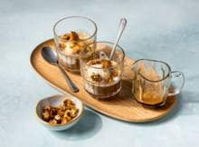 Affogato is Italiaans voor verdronken. Dit recept kom je in Italië tegen op heel veel menukaarten, in deze versie voegen we nog walnoten toe voor een extra bite.