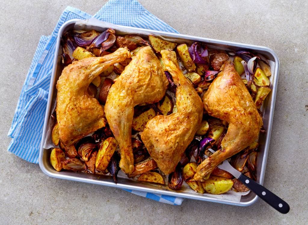 Kip met aardappels uit de oven