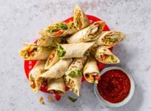 Voor deze wraps gebruiken we picadillo-kruiden. Picadillo is eigenlijk vlees-tomatensaus, maar in deze 'Mexicaanse' wraps doen ze het ook heel goed als smaakmaker voor kip.