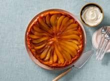 Tarte tatin met peer in plaats van appels! De sappige peren karameliseren we met een vleugje vanille en liggen op een bodem van knapperig deeg.