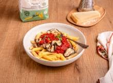 Koken met Bertolli: met Bertolli basilicum pastasaus en gegrilde aubergine. 