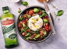 Koken met Bertolli: proef de authentieke smaak van Italië met Bertolli olijfolie en balsamico-azijn. Deze salade van rucola, tomaatjes en burrata is gegarandeerd genieten.