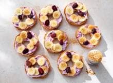 Meer fruit eten? Gebruik je fruit als broodbeleg zoals op deze geroosterde bagel. Je kunt elk fruit nemen dat je wilt, wij kiezen deze keer voor banaan en bramen.