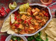 Koken met Patak's: De saus van Butter Chicken is heerlijk kruidig en romig van smaak, een favoriet voor jong en oud! Deze vegetarische variant is zonder kip maar met tofu, en nog steeds even lekker.