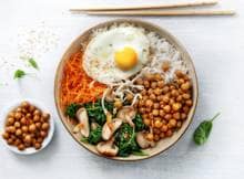 Koken met Bonduelle: zin in een makkelijke, gezonde en heerlijke maaltijd? Tover dan je stokjes maar tevoorschijn en waan je in Azië met deze Koreaanse bibimbap met geroosterde kikkererwten. Meer bite, meer smaak!