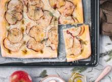 Koken met Pink Lady® appels: dit recept voor focaccia en rozemarijn is perfect voor een aperitiefhapje met familie of vrienden. Het is gemakkelijk te bereiden, en valt vast in de smaak bij je gasten!