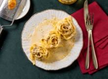 Deze truffelpasta is een sprookje aan tafel. Niet in het minst door de eidooiers, die je eerst pekelt, dan in de oven bakt, vervolgens bespuit met goudspray en pas aan tafel over de tagliatelle raspt. Pure magie!